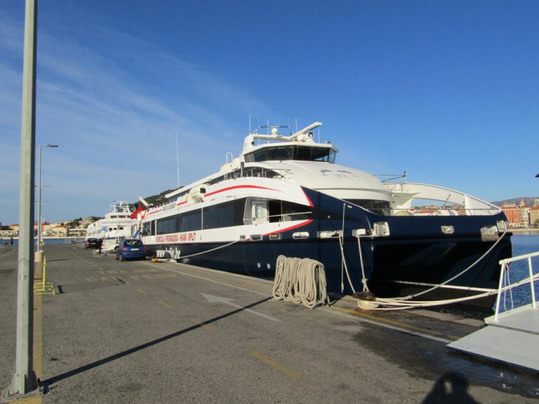 katamaran from split to hvar